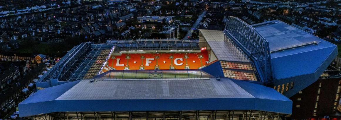 Мужчина обвиняется и восемь человек арестованы по подозрению в трагических скандированиях во время матча «Ливерпуль» - Манчестер Сити